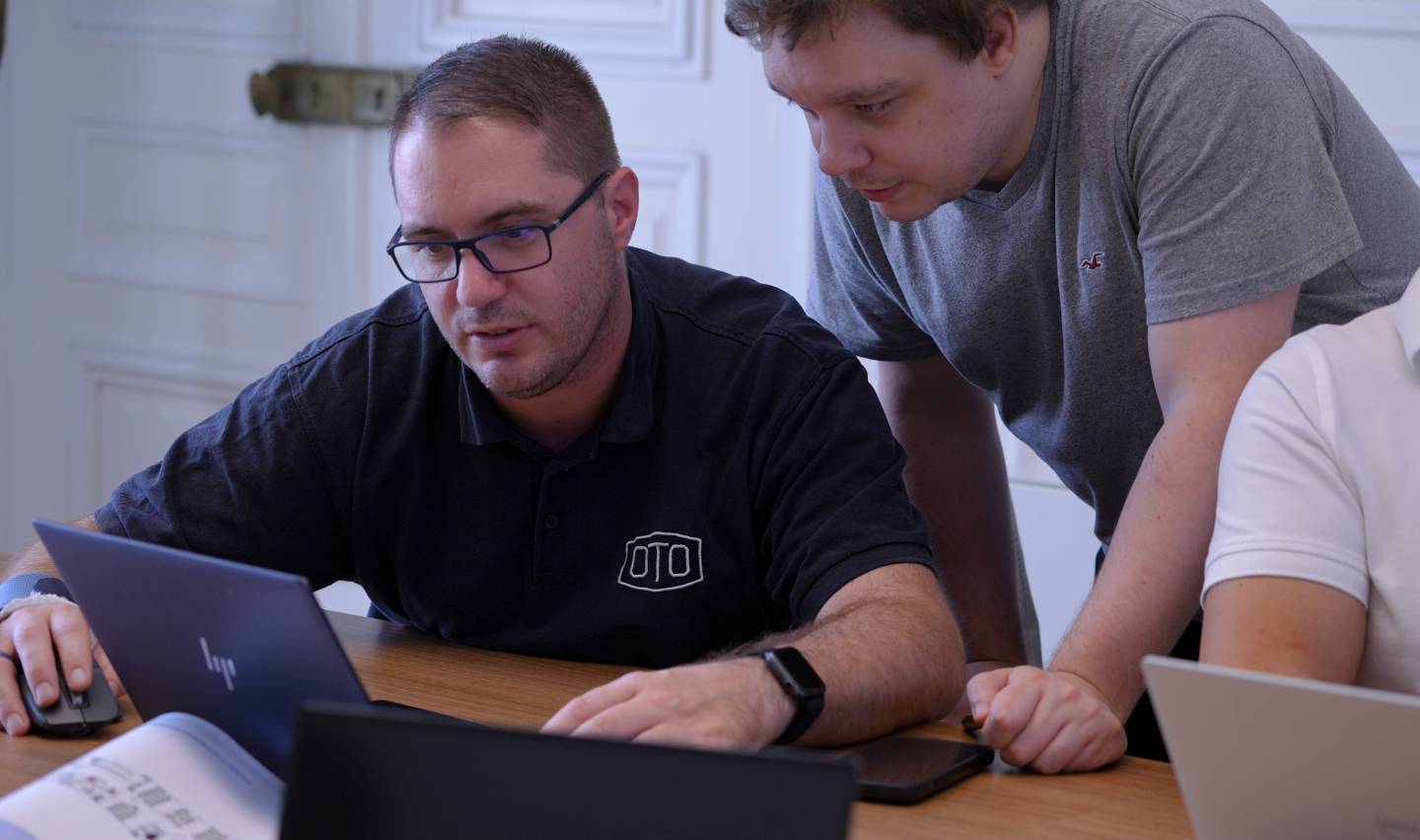 2 experts en cybersécurité devant un écran d'ordinateur