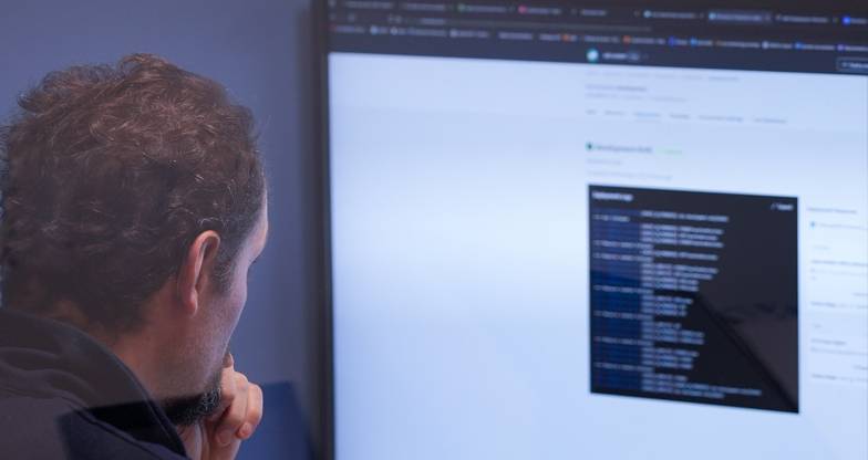 Un expert en cybersécurité devant son écran d'ordinateur